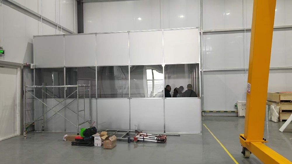 如何確保鋁塑板百級(jí)潔凈棚的氣流均勻性，避免局部污染？